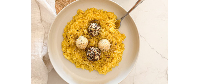 RISOTTO ALLA MILANESE CON PALLINE DI CAPRINO ALLE ERBETTE E VERDURE CROCCANTI