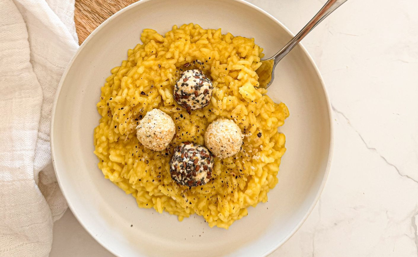 RISOTTO ALLA MILANESE CON PALLINE DI CAPRINO ALLE ERBETTE E VERDURE CROCCANTI
