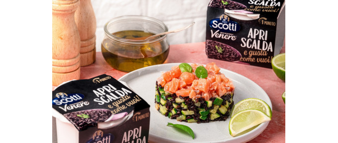 Tortino di Riso Venere e zucchine al basilico con tartare di salmone