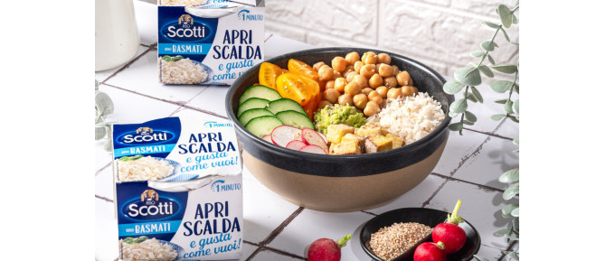 Veggie bowl con tofu, ceci, verdure estive e riso basmati