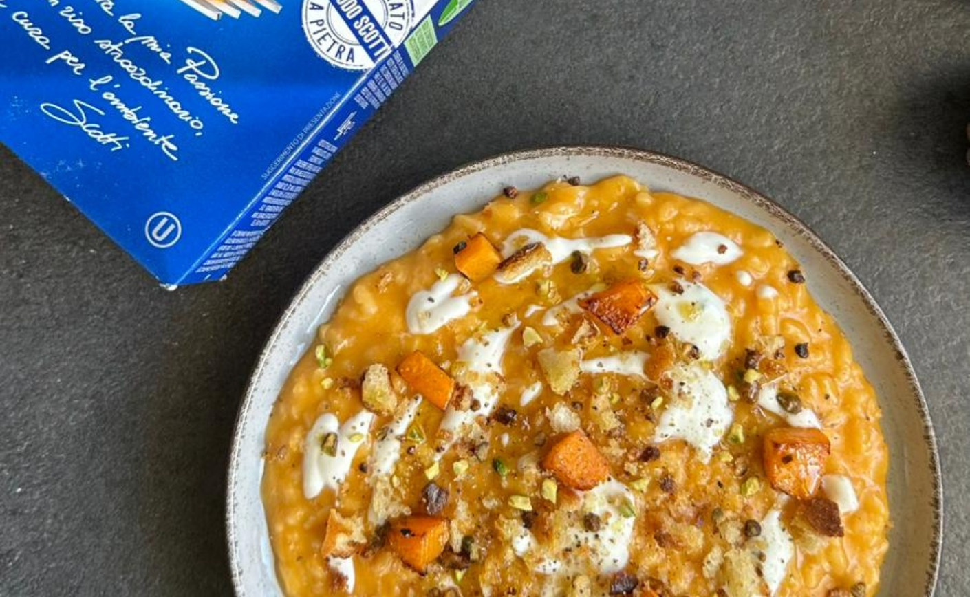 RISOTTO CON CREMA DI ZUCCA, GORGONZOLA E CRUMBLE DI PANE TOSTATO