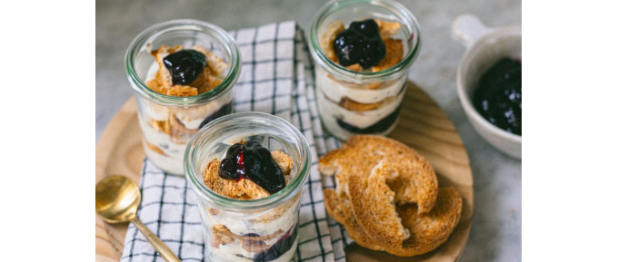 Yogurt vegetale in vaso con frutta o confettura, cioccolato e fette biscottate Riso Scotti Si con riso Senza Lattosio