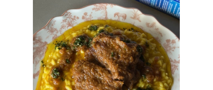 Risotto alla Milanese con brodo dashii ai funghi shiitake e ossobuco al miso.