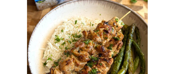 Riso basmati con spiedini di pollo e asparagi 
