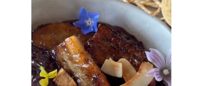 Congee di riso venere con banana caramellata, latte di cocco e cocco tostato. 