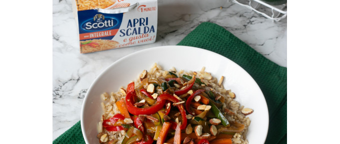 Riso Integrale veloce con verdure croccanti alla salsa di soia e mandorle tostate