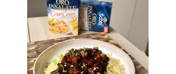 Cous cous orientale con pollo glassato alla soia, mandorle e cipollotto