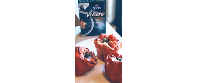 PEPERONI RIPIENI DI RISO VENERE CON MIX DI SPEZIE MAROCCHINE, FETA, UVETTA, OLIVE E NOCI