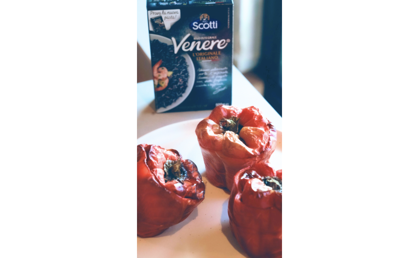 PEPERONI RIPIENI DI RISO VENERE CON MIX DI SPEZIE MAROCCHINE, FETA, UVETTA, OLIVE E NOCI
