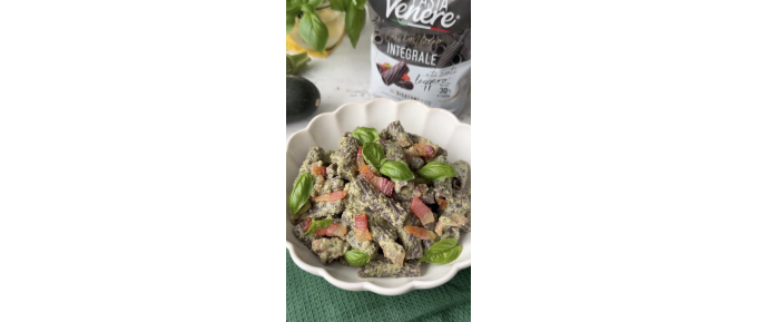PASTA VENERE RIGATONI CON PESTO DI ZUCCHINE, BASILICO E PANCETTA CROCCANTE
