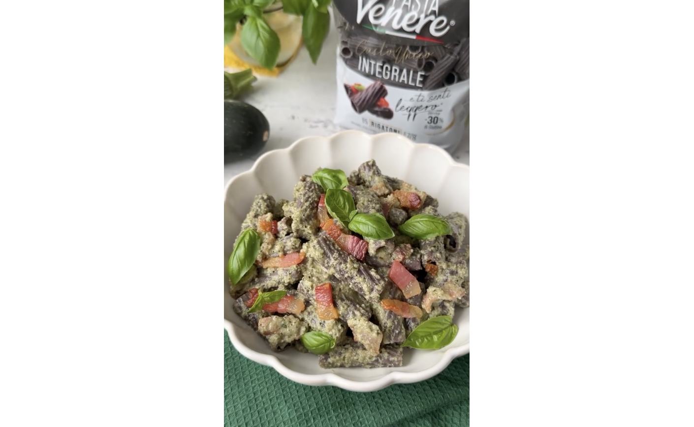 PASTA VENERE RIGATONI CON PESTO DI ZUCCHINE, BASILICO E PANCETTA CROCCANTE