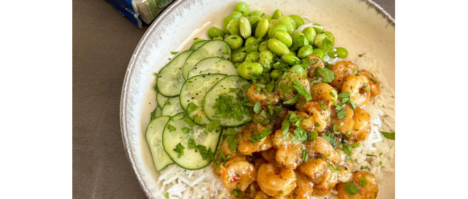 RISO BASMATI CON CETRIOLI MARINATI ALL’ACETO, EDAMAME E GAMBERETTI IN AGRODOLCE.